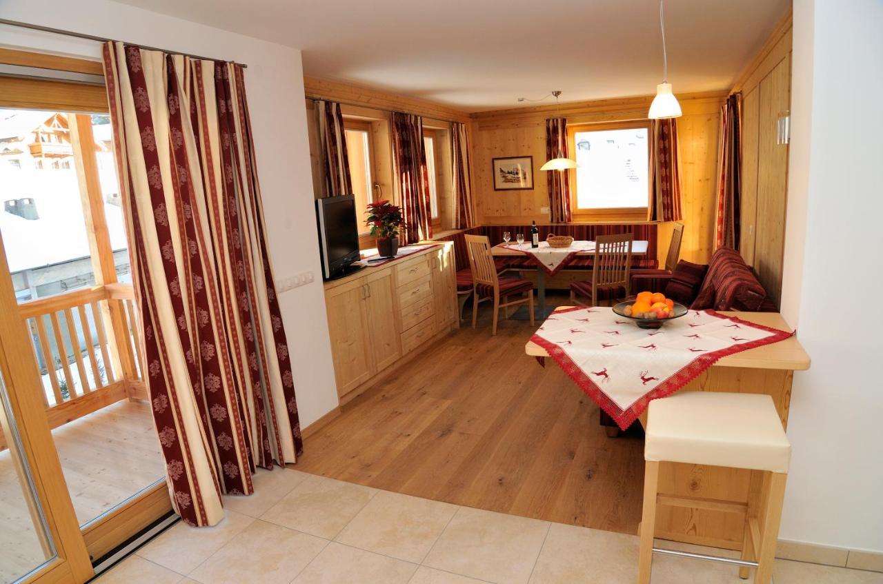 Ferienwohnung Chalet Regina Wolkenstein in Gröden Zimmer foto